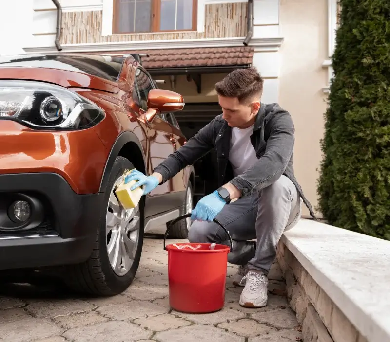 Lavage auto à domicile Mesves-sur-Loire : professionnel intervenant sur un véhicule